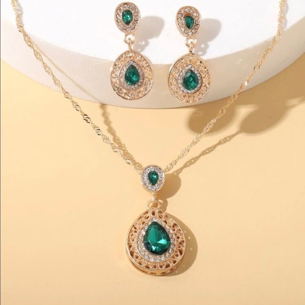 Green Gemstone Necklace Set